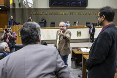 Movimentação de Plenário. Vereadores Tiago Anbrecht e Roberto Robaina