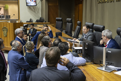 Movimentação de Plenário. Presidente Hamilton Sossmeier e lideranças