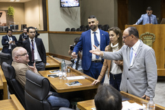 Movimentação de plenário. Vereadores Tiago Albrecht, Mari Pimentel, Alexandre Bobadra e João Bosco Vaz