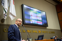 Na tribuna, o secretário municipal de Saúde, Fernando Ritter