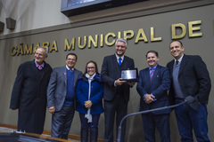 Vereadores recebem homenagem em alusão aos 250 anos da Câmara Municipal de Porto Alegre.