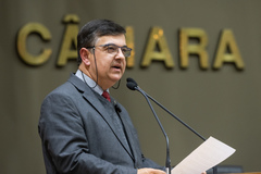 Vereador José Freitas na tribuna. Retrato.