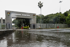 Pórtico de entrada da Câmara Municipal de Porto Alegre