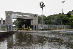 Pórtico de entrada ao estacionamento da Câmara Municipal de Porto Alegre
