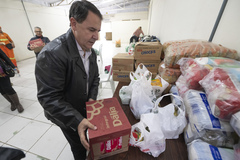 Presidente Hamilton Sossmeier visita abrigo de emergência depois do ciclone que atingiu a cidade no mês passado