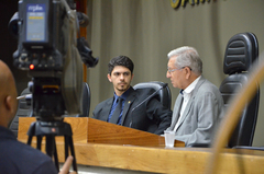 Os vereadores Matheus Ayres e João Carlos Nedel na abertura 