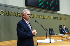 Alcebíades Santini compareceu ao plenário a convite da presidência da Casa