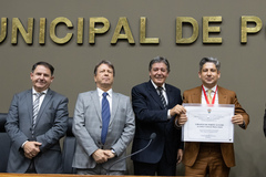 Moura (D) recebe título de Cidadão entregue pelo vereador Cassiá Carpes