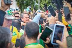 Bolsonaro é recepcionado por apoiadores no Aeroporto Salgado Filho