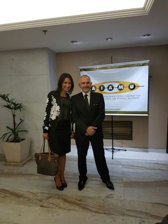 Vereadora Comandante Nádia (PMDB) com o presidente da AIAMU, Joarez Franceschi 