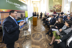 Presidente Hamilton Sossmeier (E) e vereadores participaram da cerimônia