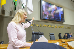 Vereadora Fernanda Barth na tribuna