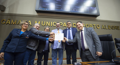 Janta (ao centro) e Neco (de terno azul marinho) exibem o diploma em homenagem ao sindicato