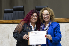 Presidente do Sindicato da Carris, Rosângela Machado, e a proponente da homenagem, vereadora Biga Pereira (PCdoB)