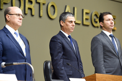 Schirmer (e), Trogildo e Marchezan (d) falaram durante o ato