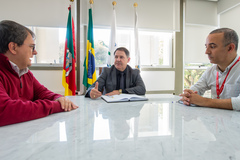 Presidente Hamilton Sossmeier (PTB) recebe representantes da CEEE Equatorial
