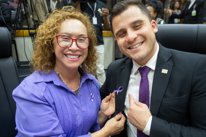 Movimentação de Plenário. Vereadora Biga Pereira distribui laços lilás, no mês da conceitização contra todos os tipos de violência contra a mulher.