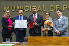 Solenidade ocorreu no Plenário Otávio Rocha e contou com a participação do presidente Hamilton Sossmeier (D)