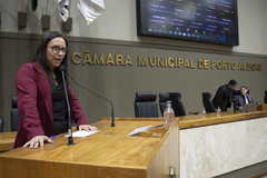 Movimentação de plenário. Na tribuna a vereadora Cláudia Araújo