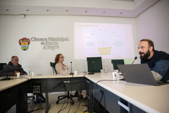 Reunião de Comissão - O financiamento da educação em Porto Alegre. No microfone o Presidente do CACS – Fundeb/POA, Sr. Kleiton da Silva Müller.
