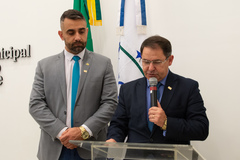 Bobadra e Sossmeier na assinatura da lei do Dia do Patriota