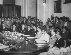 Foto de reunião realizada no Salão Nobre do Palácio Municipal — Paço dos Açorianos, em 1947, onde então ficava sediada a Câmara Municipal. Presentes na foto, na primeira fila, ao redor da mesa, da esquerda à direita: vereadores Ludolfo Boehl, José Antônio Aranha; José Carlos Daudt, Luiz Bastos, Olmerindo Ruy Caporal, Bonorino Buttelli, Antônio Jorge Achutti, Tasso de Faria, Zacarias de Azevedo.