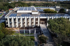 Vista aérea da Câmara Municipal de Porto Alegre em 2023. Palácio Aloísio Filho. Fachada e rampa.