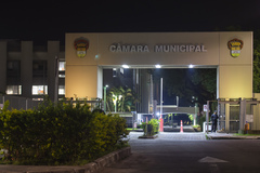 Fachada da Câmara iluminada na cor laranja