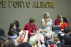 Conferência Mulheres na Democracia com palestra da ex-presidente Dilma Rousseff, organizado pelo gabinete ver. Sofia Cavedon. Na foto: ex-presidente Dilma Rousseff (de vermelho) e vereadora Sofia Cavedon (ao microfone)