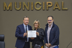 Sanderson e Fernanda exibem o diploma recebido da Câmara Municipal de Porto Alegre