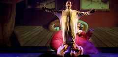 Apresentação de circo lembra a obra de Salvador Dalí (Foto: Dominique Martins / Divulgação CMPA)