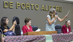 Conferência Mulheres na Democracia com palestra da ex-presidente Dilma Rousseff, organizado pelo gabinete ver. Sofia Cavedon. Na foto: ex-presidente Dilma Rousseff (de vermelho) e vereadora Sofia Cavedon (ao microfone)