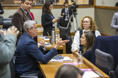Movimentação de plenário. Na imagem vereador Mauro Pinheiro, vereadoras Biga Pereira e Mari Pimentel.