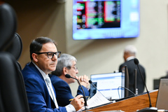 Movimentação de plenário. Ao microfone o presidente Hamilton Sossmeier.