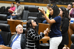 Movimentação de plenário. Na imagem os vereadores Idenir Cecchim, Cláudia Araújo e Karen Santos. 