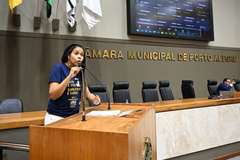 Movimentação de plenário. Na tribuna a vereadora Karen Santos.

