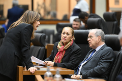 Movimentação de plenário. Na imagem os vereadores Idenir Cecchim, Lourdes Sprenger e Mônica Leal.