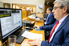 Movimentação de plenário. Na imagem o Diretor Legislativo Luiz Afonso e o presidente da CMPA, Hamilton Sossmeier.
