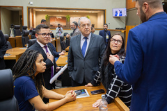 Movimentação de plenário. Na imagem os vereadores Karen Santos, Giovani Culau e Coletivo, Idenir Cecchim, Claudia Araújo e Jessé Sangalli.