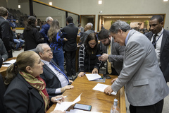 Movimentação de plenário. Vereadores e vereadoras Lourdes Sprenger, Idenir Cecchim, Cláudia Araújo e Cassiá Carpes