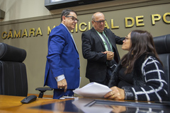 Movimentação de plenário. Na imagem presidente Hamilton Sossmeier, vereador Gilson Padeiro e vereadora Claudia Araujo.
