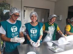 Vereadora Comandante Nádia preparando refeições no caminhão da ADRA.