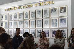 Galeria de retratos "Mulheres no poder municipal", que ficava no saguão da Câmara Municipal. Na foto, em cerimônia de 2019 para inclusão dos retratos das vereadoras Fernanda Melchionna, Sofia Cavedon e Mônica Leal.