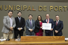 Tanise e Barcellos exibem o título concedido pela Câmara 