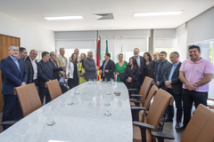 Presidente Hamilton Sossmeier recebe a Lei de Diretrizes Orçamentárias para o ano de 2024