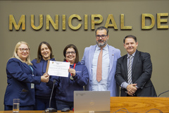 Representantes do Instituto São Benedito exibem a Comenda Porto do Sol