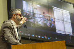 Na tribuna, vereador Roberto Robaina (PSOL)