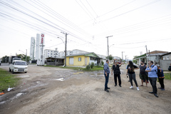 Comissão foi ao local, no bairro Restinga, para averiguar o problema dos alagamentos