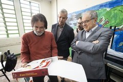 Comissão Parlamentar de Inquérito, com presidência do vereador Idenir Cecchim, destinada a investigar supostas irregularidades na aquisição de materiais didáticos pela SMED - Visita à Escola Municipal de Educação Básica Doutor Liberato Salzano Vieira da Cunha. Na foto, material do aluno, Mind Lab sendo examinado pelos vereadores
