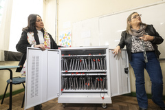 Comissão Parlamentar de Inquérito, com presidência do vereador Idenir Cecchim, destinada a investigar supostas irregularidades na aquisição de materiais didáticos pela SMED - Visita à Escola Municipal de Educação Básica Doutor Liberato Salzano Vieira da Cunha. Na foto, chromebook e carrinho de carregamento de chromebooks